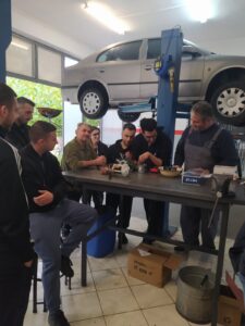 Στοχευμένη, πρακτική εκπαιδευτική διαδικασία στο Γενικό Συνεργείο Αυτοκινήτων του κ. Ηλία Ουγιαρίδη για τους Μηχατρονικούς της ΣΑΕΚ Αριδαίας.